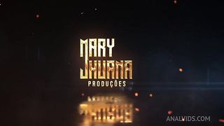 Gozei no banheiro de casa escondida colocando o dedo no cuzinho e o dildo enorme na buceta- Mary Jhuana