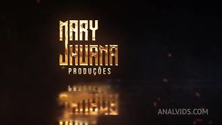 Gozei no banheiro de casa escondida colocando o dedo no cuzinho e o dildo enorme na buceta- Mary Jhuana