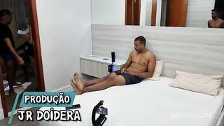 Bastidoresda gravacao com a safada Eva Perez em sua primeira vez no canal dando cu na pele, fazendo Dp e ganhando leite dos novos amigos