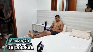 Bastidoresda gravacao com a safada Eva Perez em sua primeira vez no canal dando cu na pele, fazendo Dp e ganhando leite dos novos amigos