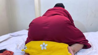 ARAB STEPMOM HUMPING MY PILLOW ON BED UNTIL SHE CUM