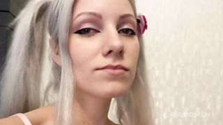 Vasya Sylvia blonde gave a blowjob to the operator on the backstage