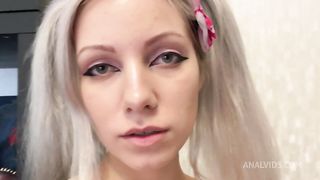 Vasya Sylvia blonde gave a blowjob to the operator on the backstage