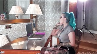 HORNY EMPLOYEE GETS POUNDED BY BOSSES BIG COCK