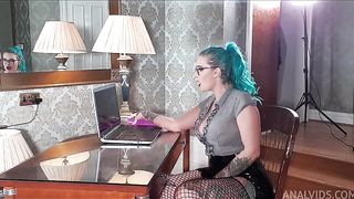 HORNY EMPLOYEE GETS POUNDED BY BOSSES BIG COCK