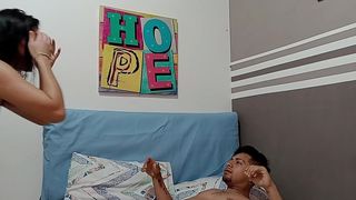 SEDUZCO A MI VECINA PARA QUE ME DEJE QUE LA COJA DURO MIENTRAS SU MARIDO SALE AL TRABAJO.