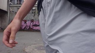 EXHIBIENDO VERGA PARADA EN LA CALLE Y ME MASTURBO EN UN BUS