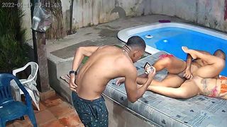 CAMERA DE SEGURANCA FLAGRA ORGIA NA PISCINA DO PREDIO . QUE GULOSA ESSA MULHER