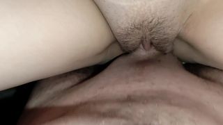 SEXO AMADOR COM CLOSE-UP NA CAMA E GOZADA FARTA NA BUCETINHA PELUDA ARROMBADA