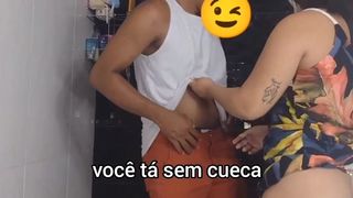 LIMPADO O BANHEIRO FAZENDO VIDEO PRA INTERNET, ELE ENTROU NO BANHEIRO E VIDEO VIROU ADULTO