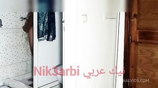 تدخل عليا مرات ابويا وانا اصور فيديو لصديقتي فتسخن و تلحسلي طيزي وابول في طيزها