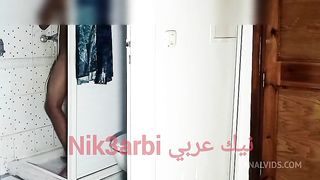 تدخل عليا مرات ابويا وانا اصور فيديو لصديقتي فتسخن و تلحسلي طيزي وابول في طيزها