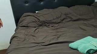 CHEATING FOLLAR CON LA NOVIA DE SU COMPANERO DE CUARTO DURANTE UN FROTAMIENTO PERVERTIDO Y CORRIDA CALIENTE EN BRAGAS HISTORIA COMPLETA