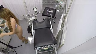 VISITA LA CONSULTA DEL GINECOLOGO POR PRIMERA VEZ UNA CHICA VIRGEN DE 18 ANOS