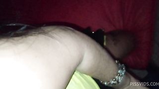 Fodendo com desconhecidos no dark room tirei o preservativo