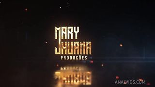 Fui no provador da loja e coloquei o consolo e o plug no cuzinho - Mary Jhuana