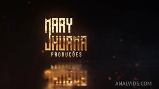 Fui no provador da loja e coloquei o consolo e o plug no cuzinho - Mary Jhuana