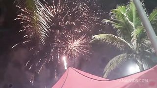 Encontrei a vizinha no reveillon na praia