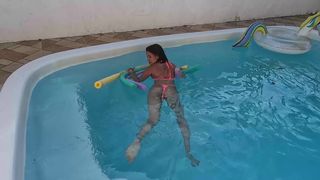 Fudendo o rabo da ninfeta dentro da piscina - Kel Aguiar