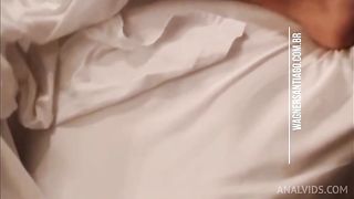 Na viagem de ferias conheci uma morena safada e rolou sexo anal