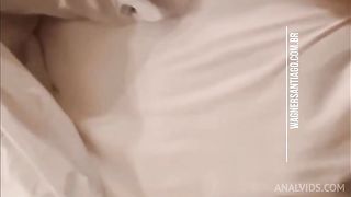 Na viagem de ferias conheci uma morena safada e rolou sexo anal