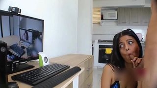 HERMANASTRO CACHONDO ES DESCUBIERTO CON LA VERGA EN LA MANO Y RECIBE UNA MAMADA CON CABALGADA DE POLLA HASTA EL ORGASMO