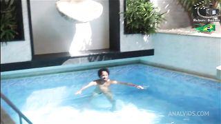 Anal in the pool
