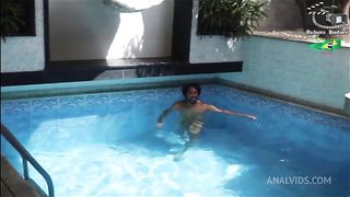 Anal in the pool