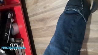 Coroa rabuda calls a pc technician to fix it and pays with pussy and ass tea.