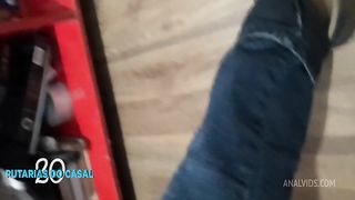 Coroa rabuda calls a pc technician to fix it and pays with pussy and ass tea.