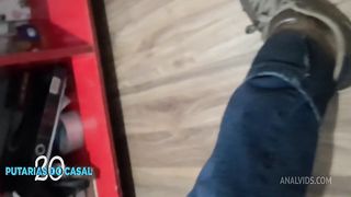 Coroa rabuda calls a pc technician to fix it and pays with pussy and ass tea.