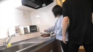 清楚系大◯生彼女と同棲１日目。布団でえっちを待ってたけど我慢できずにキッチンで。。