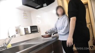 清楚系大◯生彼女と同棲１日目。布団でえっちを待ってたけど我慢できずにキッチンで。。