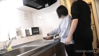 清楚系大◯生彼女と同棲１日目。布団でえっちを待ってたけど我慢できずにキッチンで。。