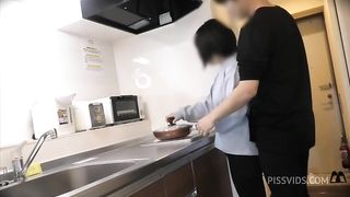 清楚系大◯生彼女と同棲１日目。布団でえっちを待ってたけど我慢できずにキッチンで。。