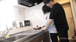 清楚系大◯生彼女と同棲１日目。布団でえっちを待ってたけど我慢できずにキッチンで。。
