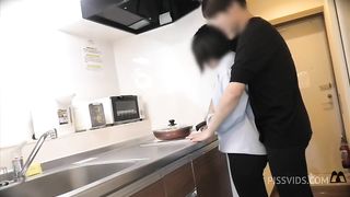 清楚系大◯生彼女と同棲１日目。布団でえっちを待ってたけど我慢できずにキッチンで。。