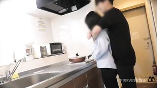 清楚系大◯生彼女と同棲１日目。布団でえっちを待ってたけど我慢できずにキッチンで。。