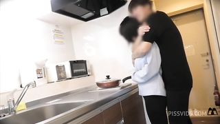 清楚系大◯生彼女と同棲１日目。布団でえっちを待ってたけど我慢できずにキッチンで。。