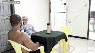 Fiquei com o pai da minha namorada,enquanto ela saiu,o sogrinho me pegou de geito enchendo minha vagina de porra.