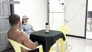 Fiquei com o pai da minha namorada,enquanto ela saiu,o sogrinho me pegou de geito enchendo minha vagina de porra.