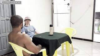 Fiquei com o pai da minha namorada,enquanto ela saiu,o sogrinho me pegou de geito enchendo minha vagina de porra.