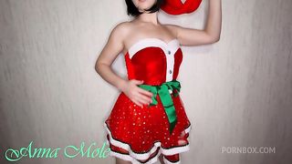 Sexy babe in Santa outfit wags her juicy ass and masturbates her juicy pussy