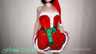 Sexy babe in Santa outfit wags her juicy ass and masturbates her juicy pussy
