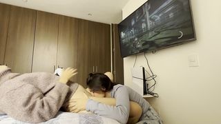 LE ENSENO A SER LESBIANA A MI MEJOR AMIGA MIENTRAS JUEGA PLAYSTATION