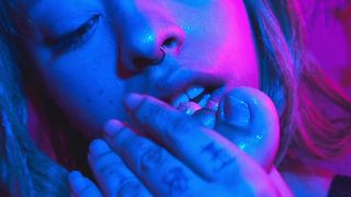 THESE GIRLS ARE EXPERTS IN WORSHIPPING FEET