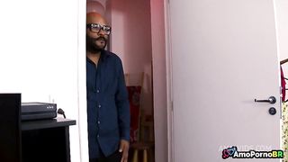 Uma senhora usando a calcinha, da enteada pra seu Namorado ficar excitado