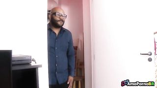 Uma senhora usando a calcinha, da enteada pra seu Namorado ficar excitado