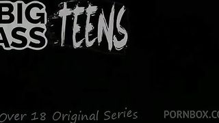 colegiala follando en el sofa ante de ir al college