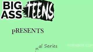 colegiala follando en el sofa ante de ir al college